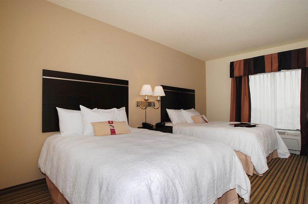 Hampton & Hotel